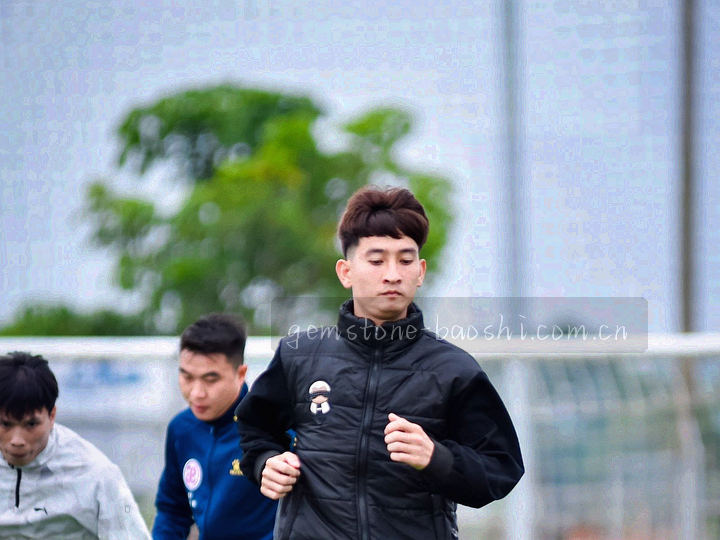 平板屏幕在柔和光场中的正面剪影，界面内容抽象化处理